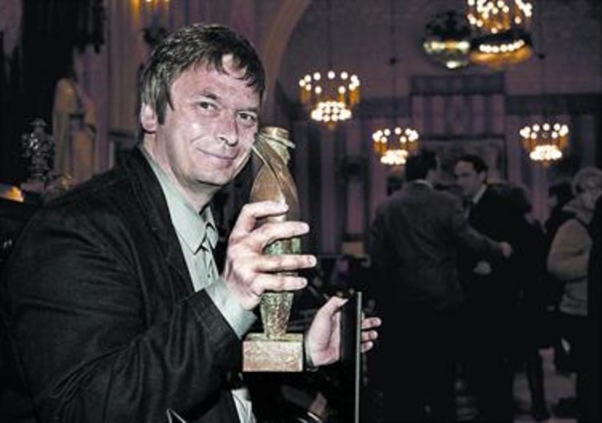 Ian Rankin, amb el premi Carvalho, ahir al saló del Consell de Cent de Barcelona. Ian Rankin, amb el premi Carvalho, ahir al saló del Consell de Cent de Barcelona.