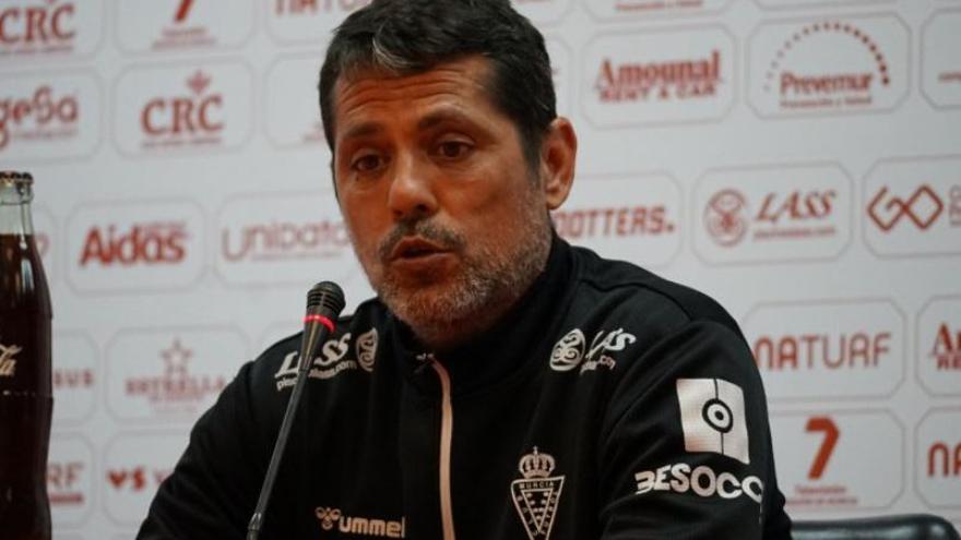 José Luis Rodríguez Loreto, entrenador del Murcia, durante la rueda de prensa.