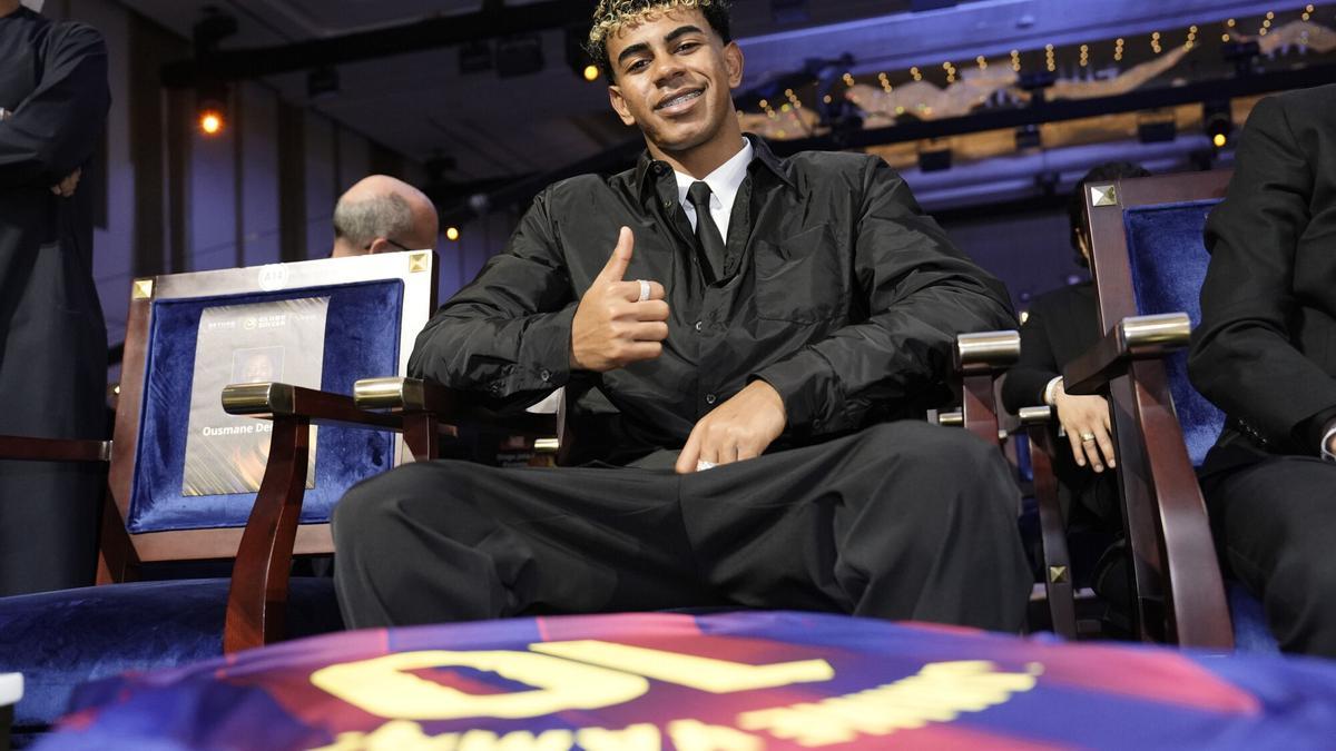 Lamine Yamal, en los Globe Soccer Awards con su camiseta del Barça delante