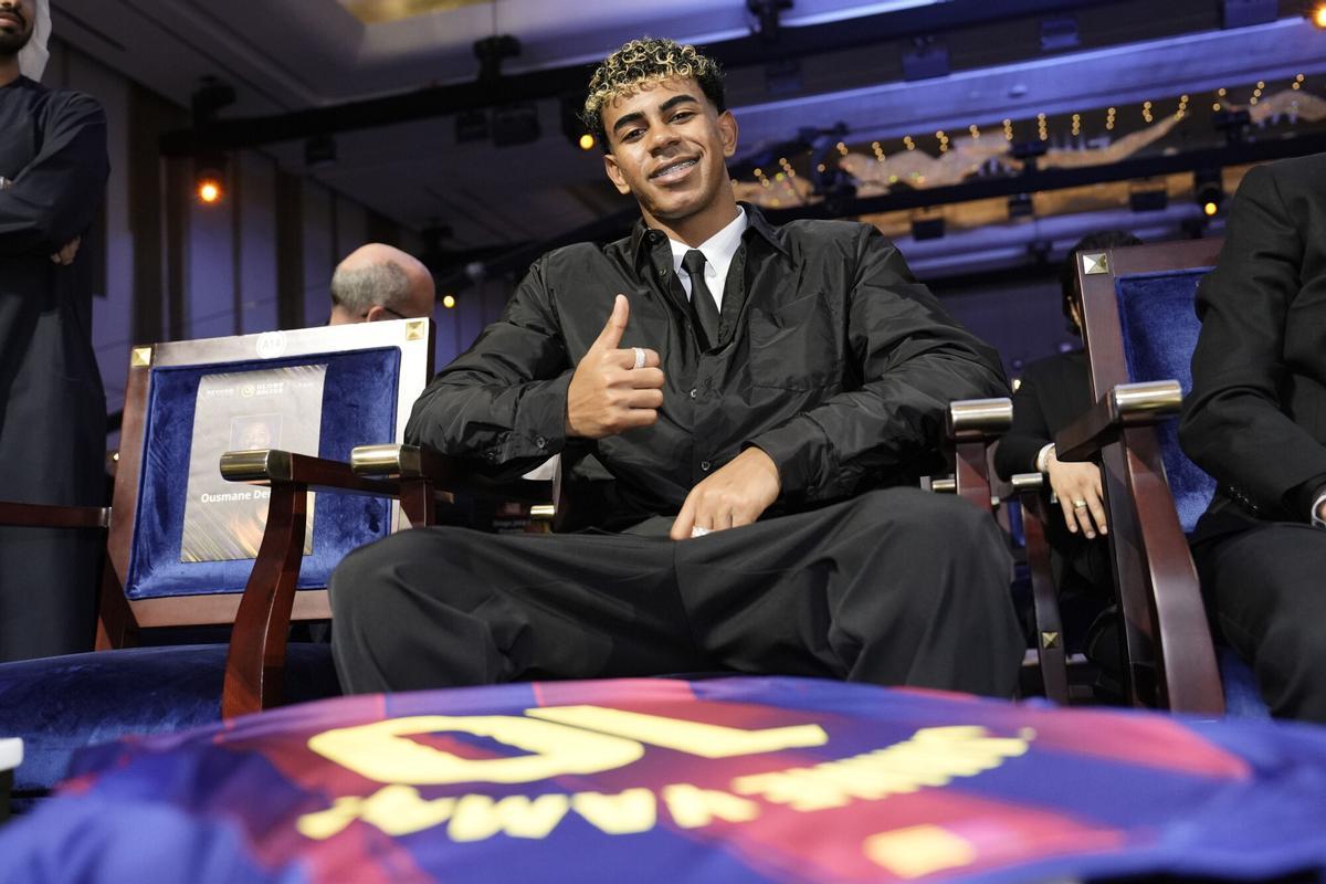 Lamine Yamal, en los Globe Soccer Awards con su camiseta del Barça delante