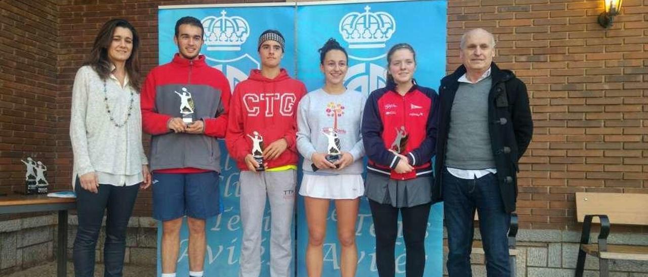 Los finalistas del I Circuito juvenil de tenis.