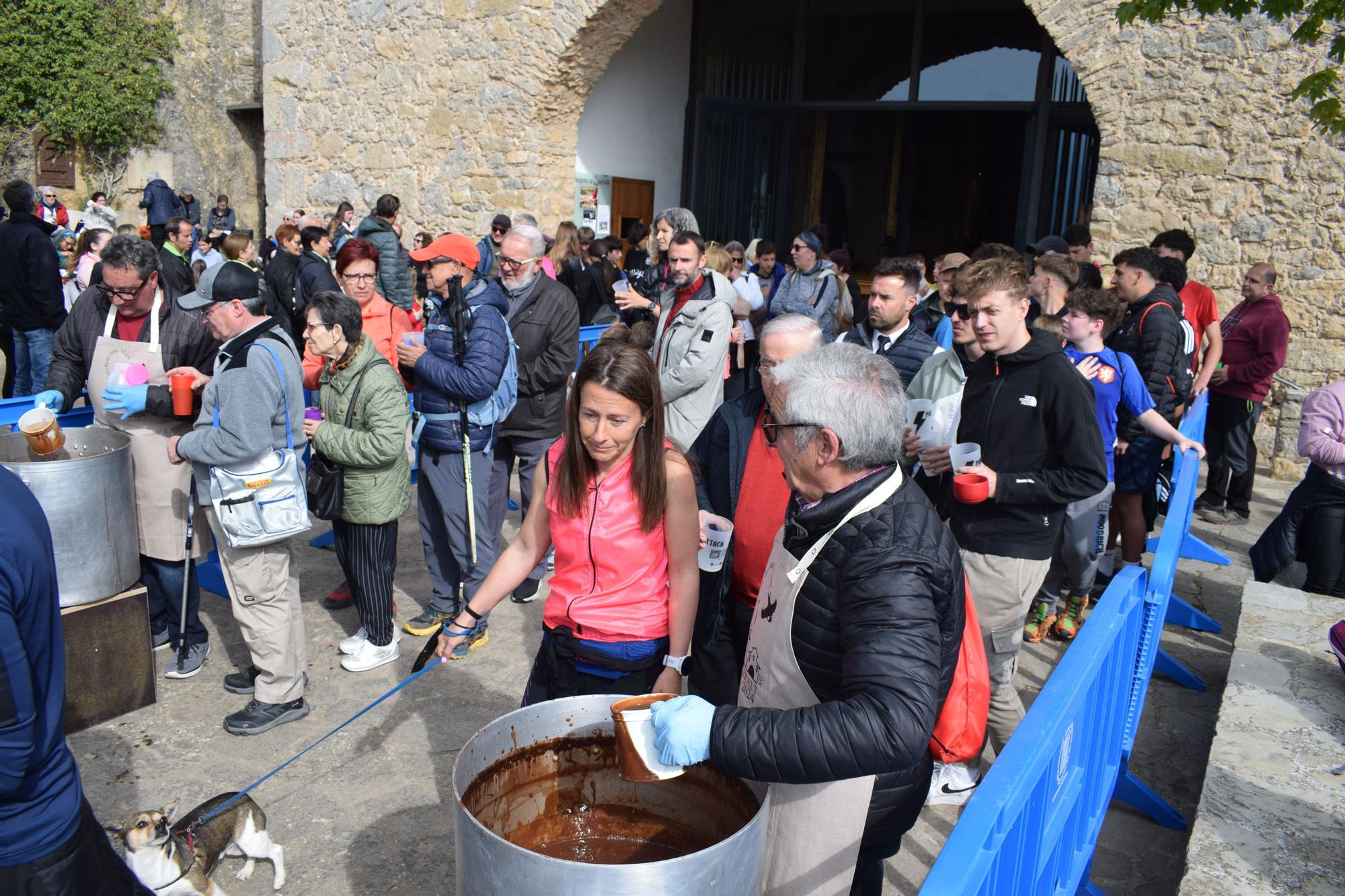 Berga manté viva la tradició de pujar a Queralt, amb la xocolatada com a reclam
