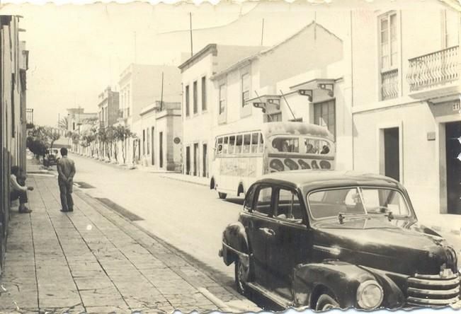 Calle León y Castillo de San Juan en 1957 con el Opel Kapitan del padre de Ojeda y la guagua hasta La Garita.