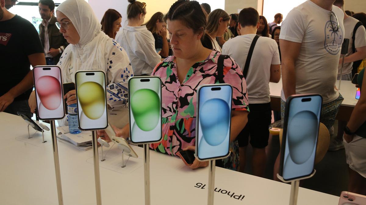 El iPhone 15, a la venta en una tienda de Apple en Barcelona