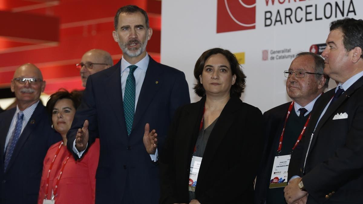 El Rey junto a la alcaldesa Ada Colau y la vicepresidenta Soraya Sáenz de Santamaría, en la inauguración del Mobile World Congress del 2018.