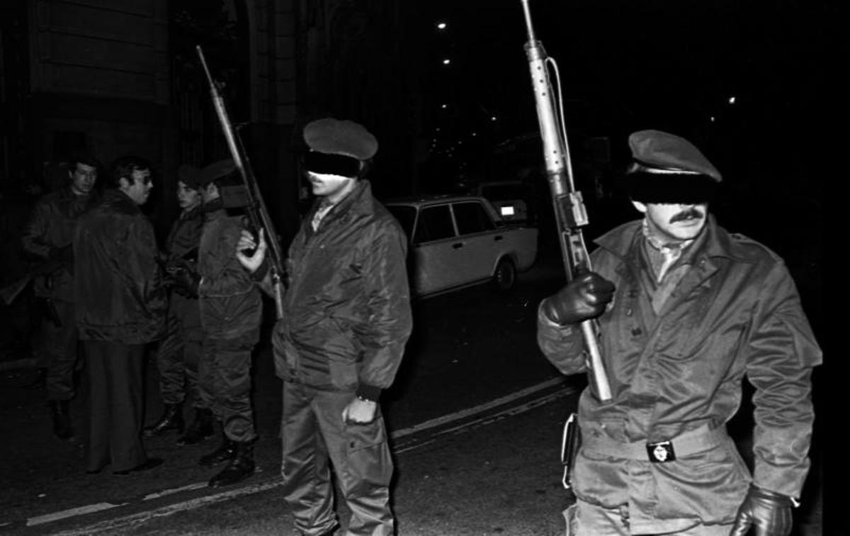 Militares armados en las cercanías del Congreso de los diputados la noche del 23 de febrero de 1981.