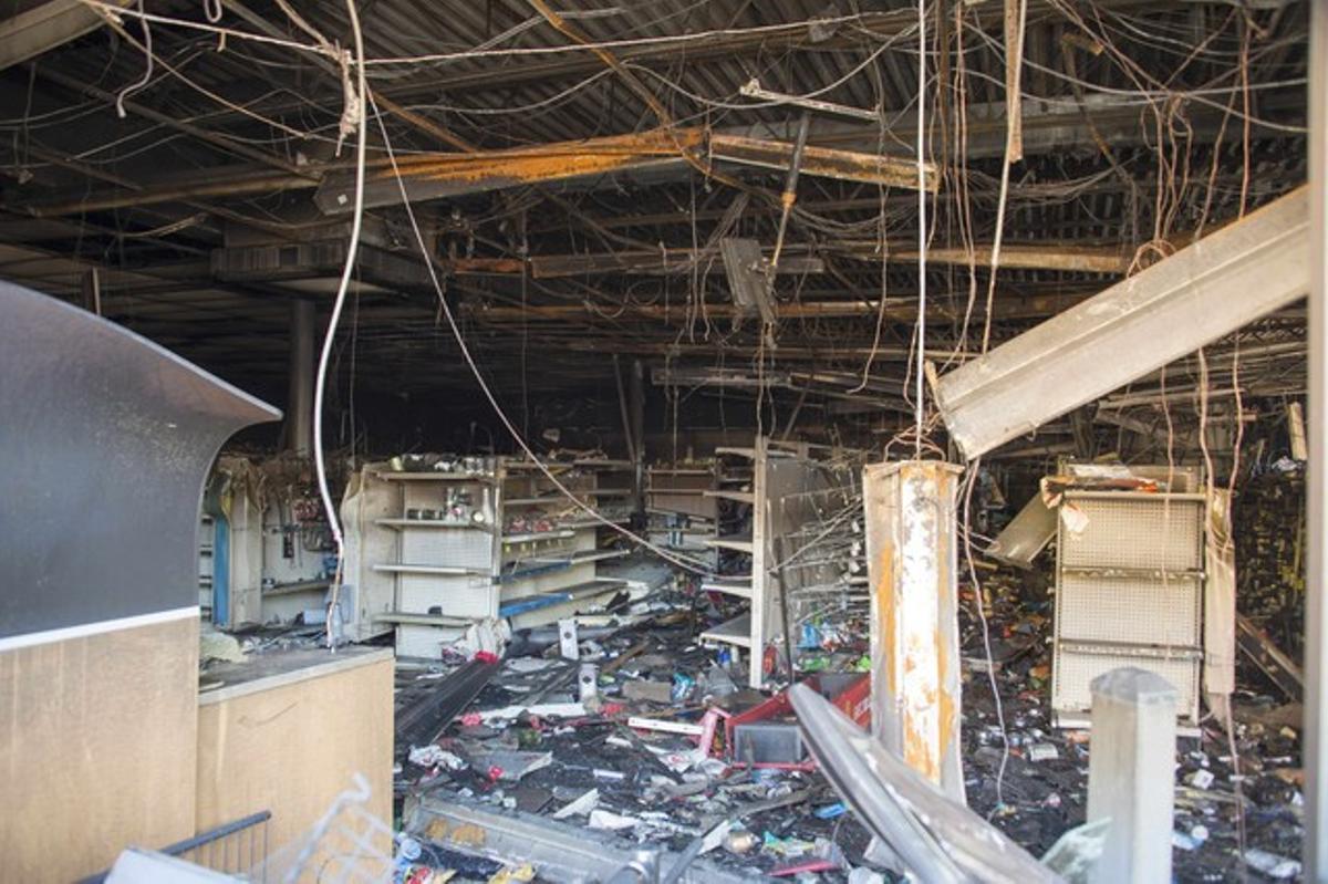 Interior de una farmacia arrasada durante los disturbios.