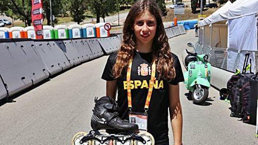 Aura Coronado, amb els patins que utilitza en els World Roller Games