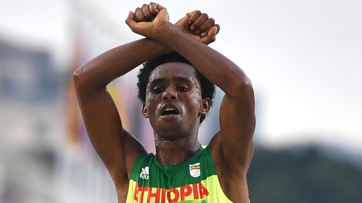 El atleta etíope Feyisa Lilesa cruzando la línea de meta tras acabar segundo en el maratón de Río.