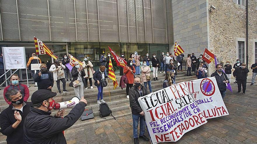 Treballadores de la neteja de centres sanitaris reivindiquen millores