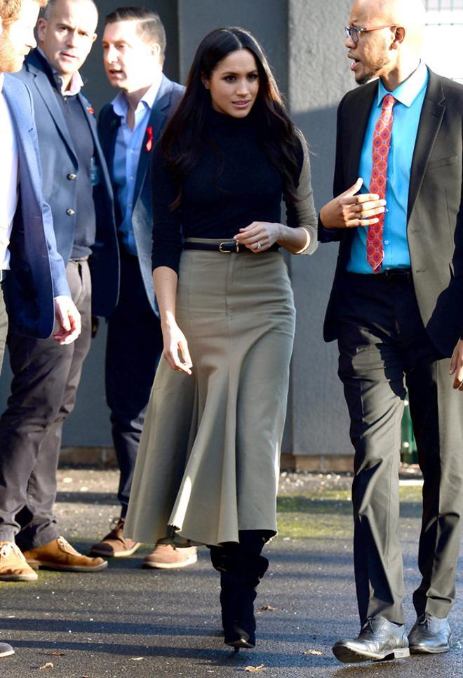 Meghan Markle con look en negro y beige