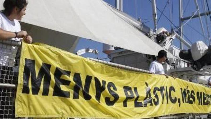 Activistas colocando una pancarta en el Rainbow Warrior.