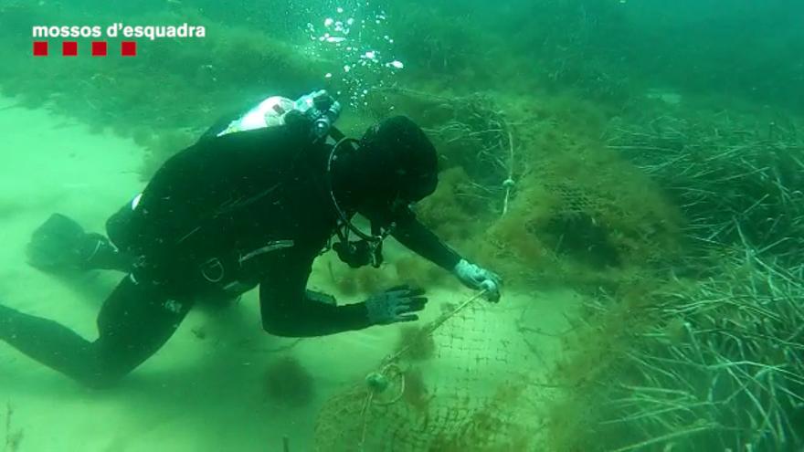 Retiren una xarxa de pesca «fantasma» a Blanes que posava en perill a submarinistes i el medi ambient