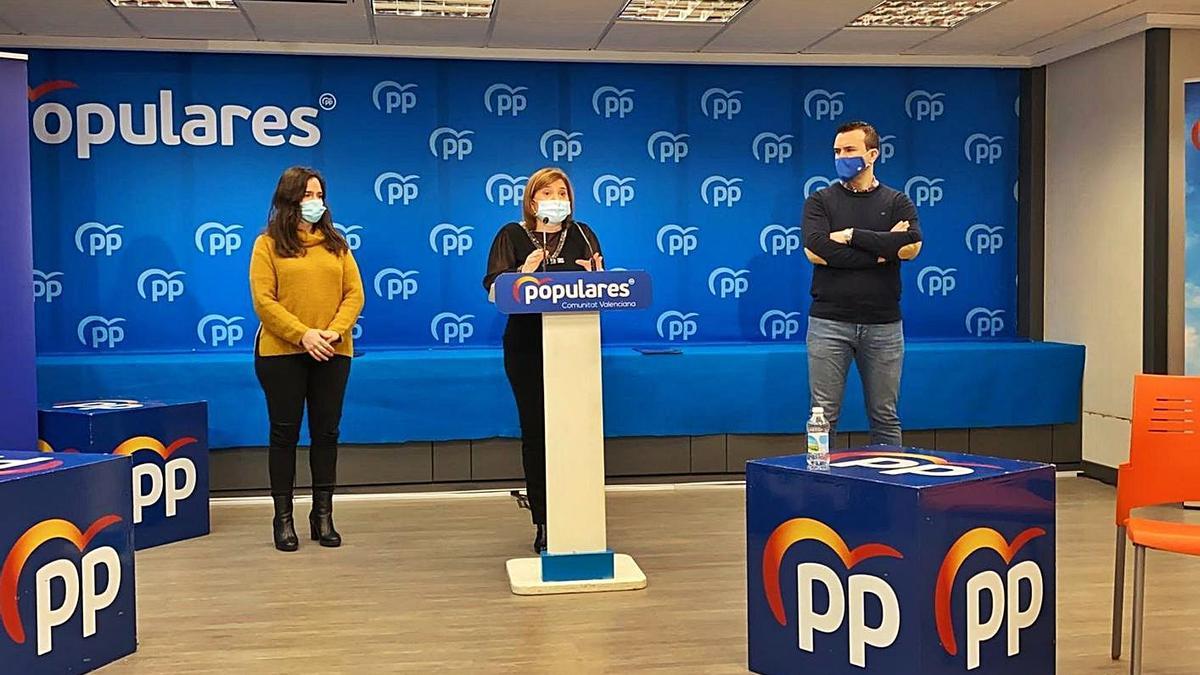 La presidenta del PPCV, Isabel Bonig, flanqueada por Belén Hoyo y Vicente Mompó.  | INFORMACIÓN
