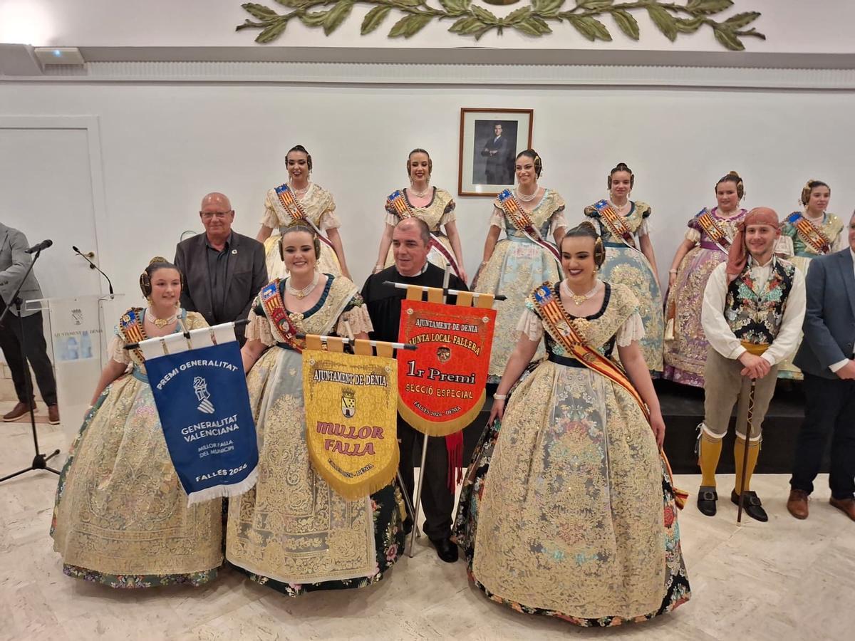 El momento en el que los responsables de Centro recogen los banderines del primer premio de especial