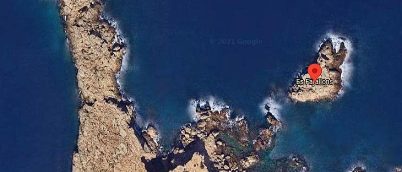 El islote de es Farallons, frente a la torre d’en Rovira, en la costa de Sant Josep. | GOOGLE