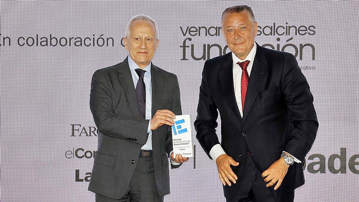 El máximo accionista de Vegalsa, Joaquín González, recogió la distinción a la Empresa Familiar de Venancio Salcines.
