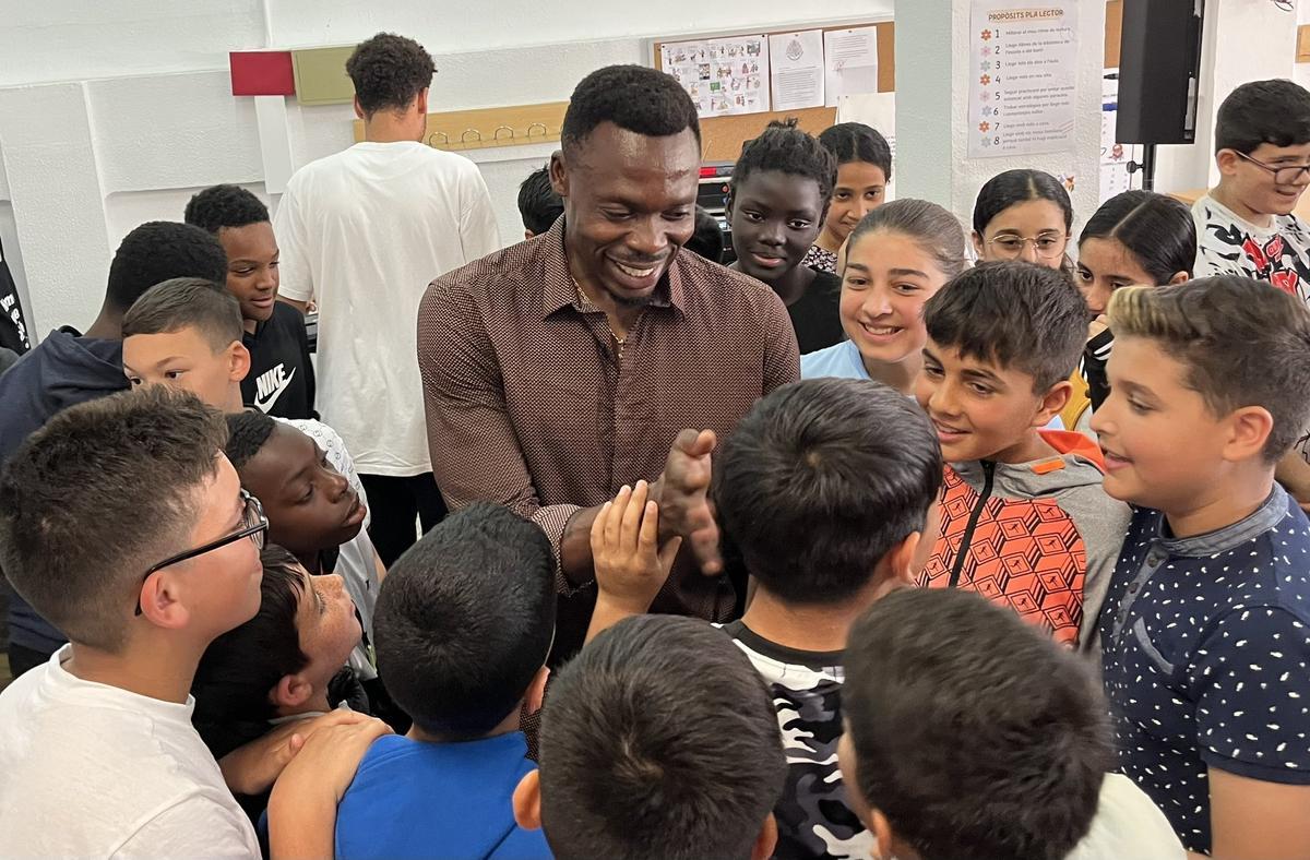 Kameni se fotografió con muchos alumnos del centro escolar.