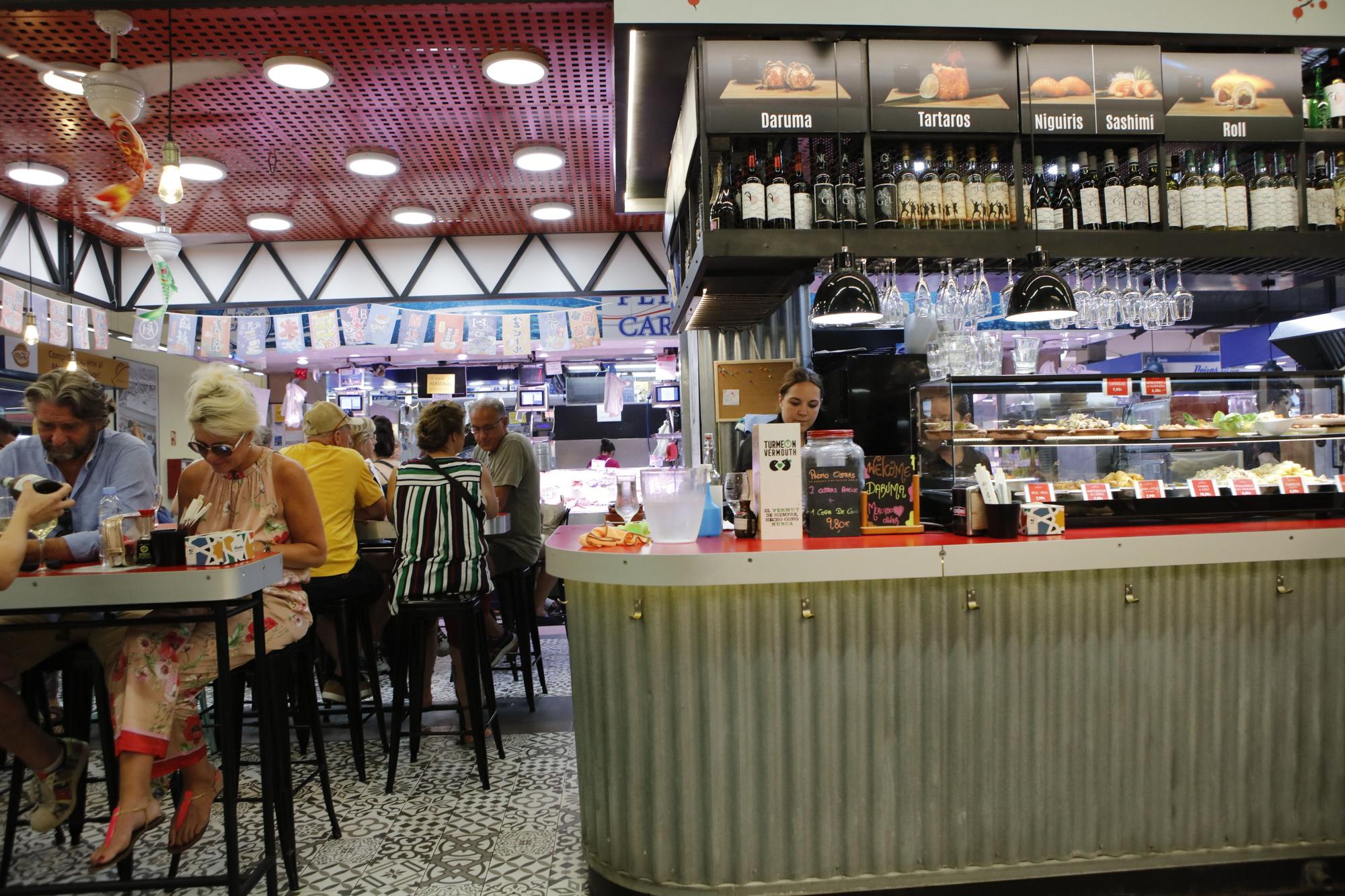 So sehen die Bars in der Fischhalle des Mercat de l'Olivar aus