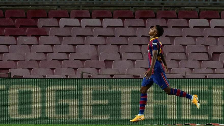 Ansu Fati celebra un gol ante un Camp Nou vacío