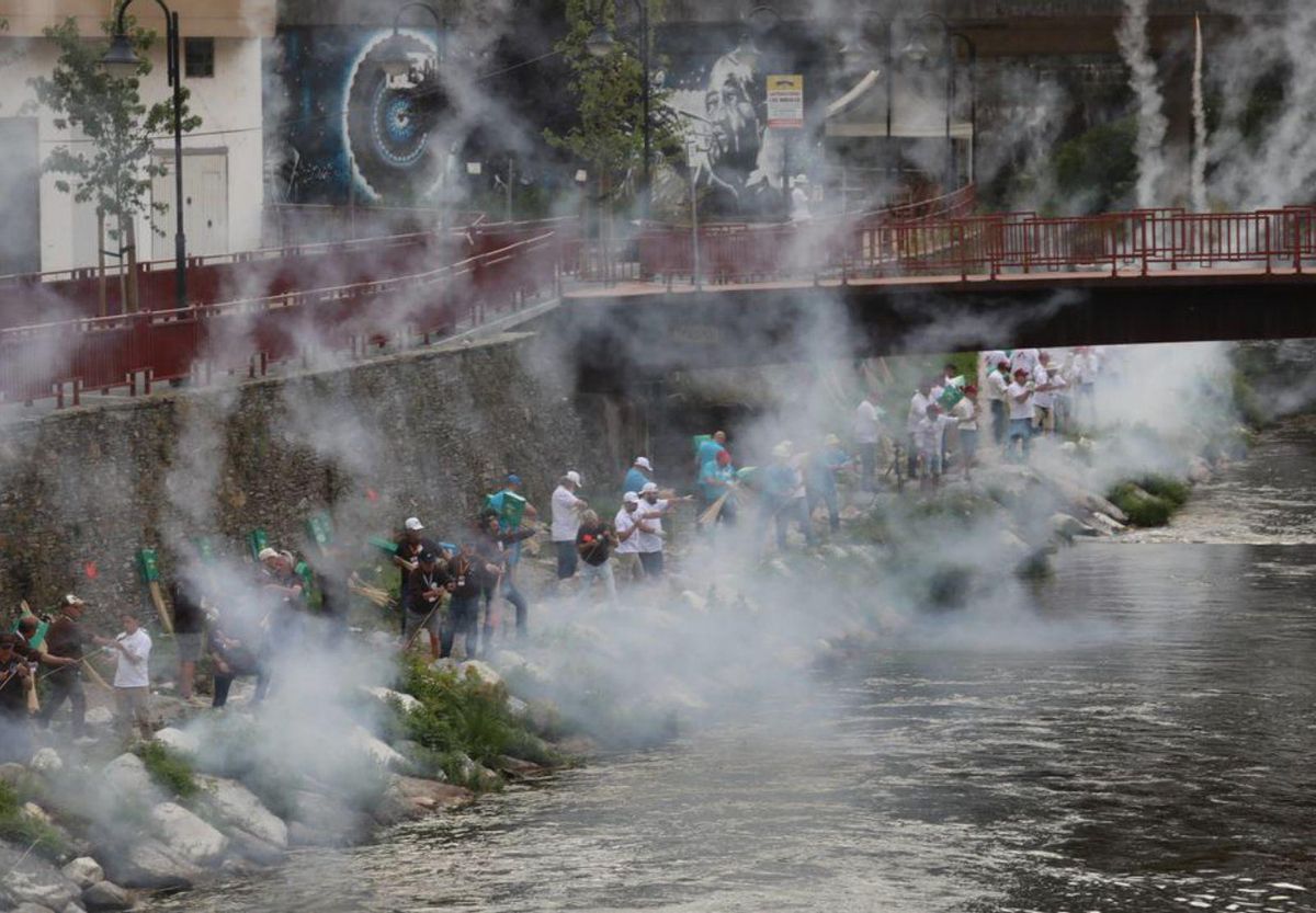 Cangas del Narcea se rinde al Carmen: pólvora, tradición y emoción