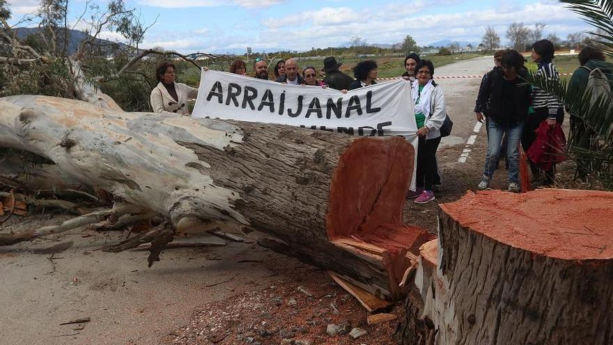 Protesta de vecinos contra las talas en Arraijanal en abril.