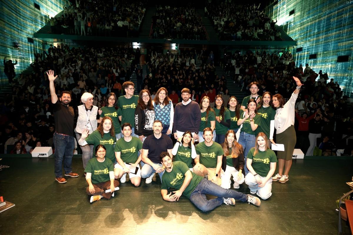 Foto de familia con los finalistas de los Premios Hache y el público asistente en El Batel.