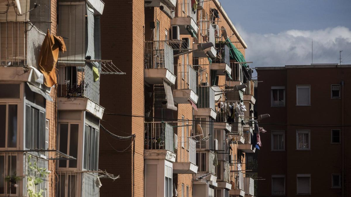 Los característicos bloques de la Fuensanta con la ropa secándose al sol