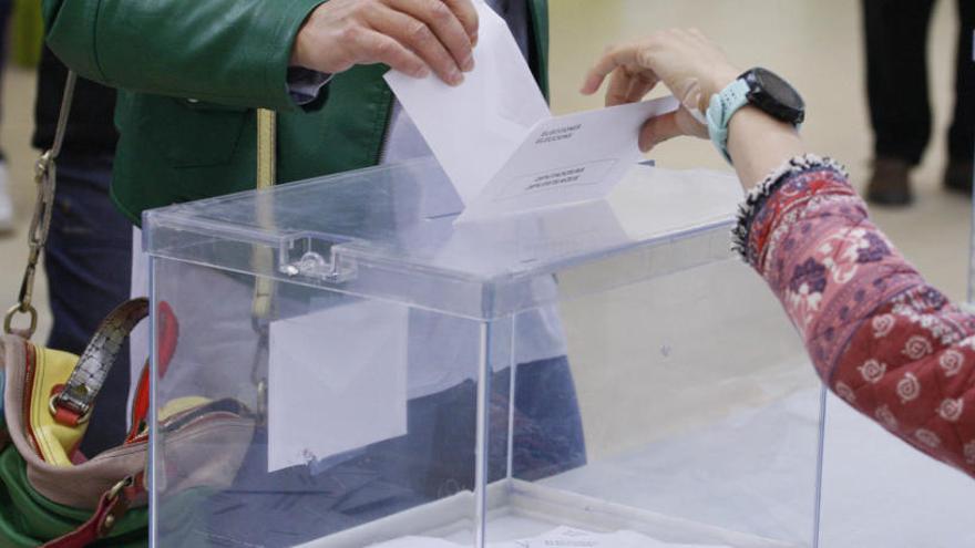 Aturen les votacions en un col·legi de Vilobí perquè un home ha votat en nom de la seva dona