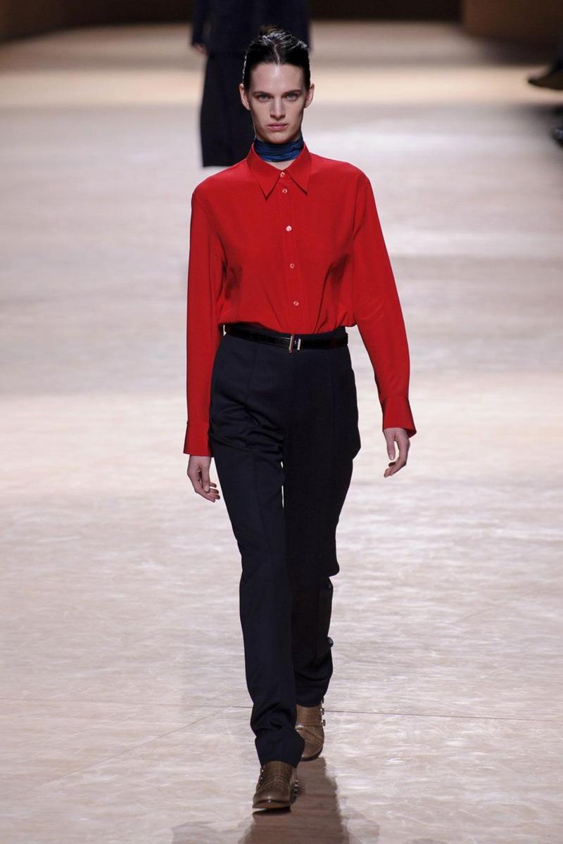 Hermès Otoño-Invierno 2015-16, camisa roja y pantalón negro