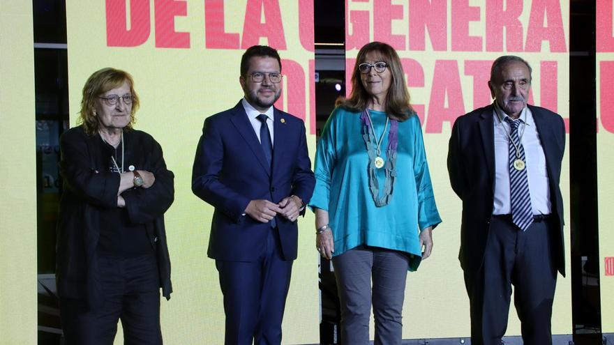 MariaMaria del Mar Bonet, Marta Pessarrodona i Eliseu Climent amb Pere Argonès després de rebre les medalles