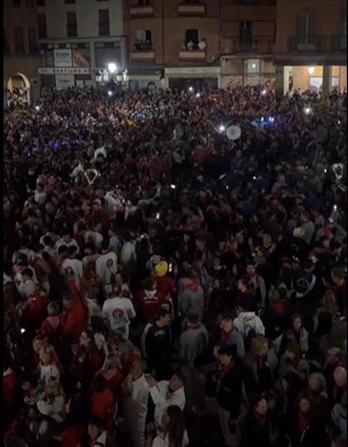Despedida de peñas en la Plaza Mayor.