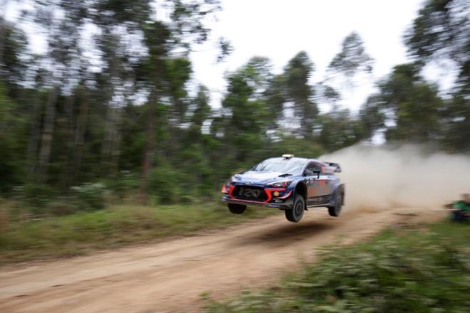 El noruego Andreas Mikkelsen con su Hyundai i20 WRC, durante la jornada previa al comienzo del Rally de Australia en Coffs Harbour (Australia).