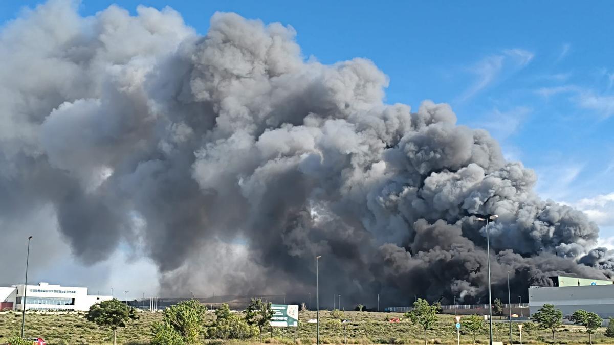En imágenes | Un incendio en La Cartuja de Zaragoza: arde la nave de ...