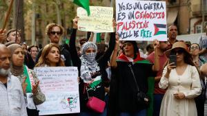 La gente participa en una manifestación en apoyo de Palestina y contra el conflicto entre Israel y Hamás en Barcelona, España, el 14 de octubre de 2023.