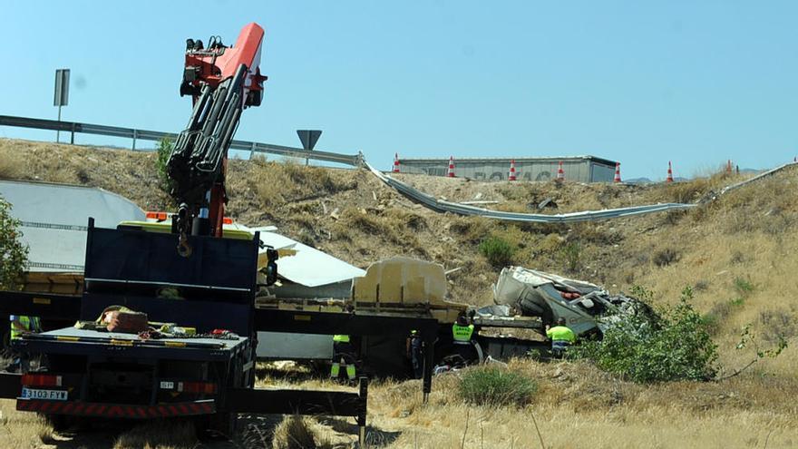 La grua intentando rescatar el trailer