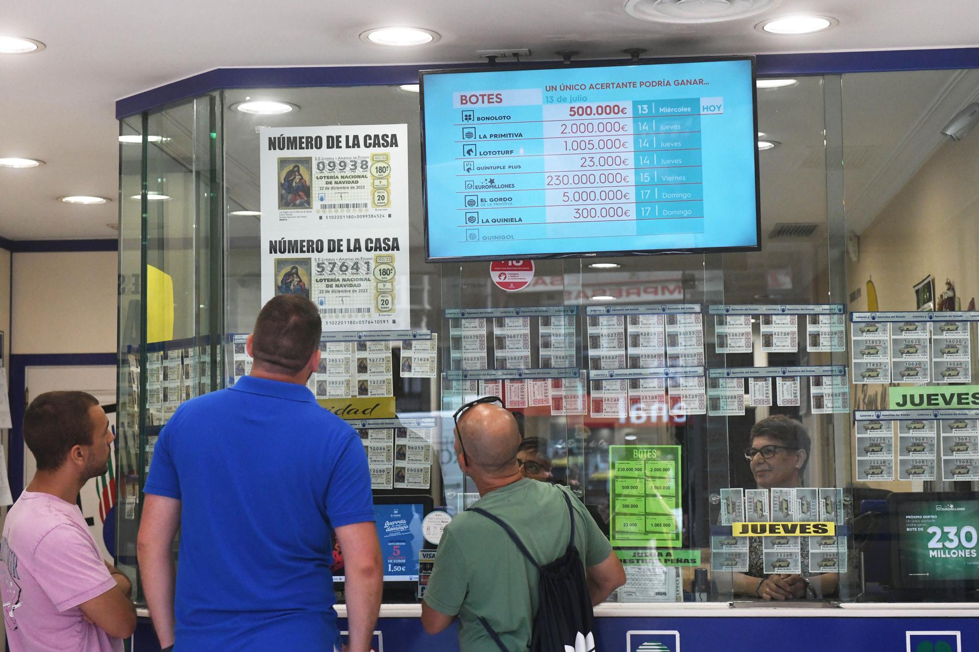 La Lotería de Navidad ya se despacha en A Coruña en plena ola de calor