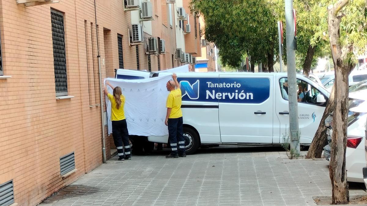 Trabajadores del UMIES tratan de preservar la intimidad de la víctima en su traslado al tanatorio desde su vivienda en Pino Montano