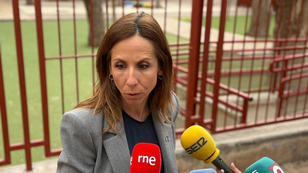 La edil del PSOE, Esther Nevado, frente al colegio Mariano Aroca, donde cayó una gran rama durante los recientes episodios de viento.