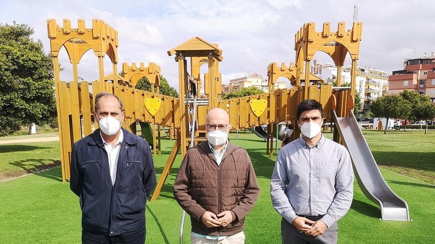 Antonio Ariza (izqda) y Jesús Pérez Atencia delante del Castillo Fortaleza del parque infantil tematizado.