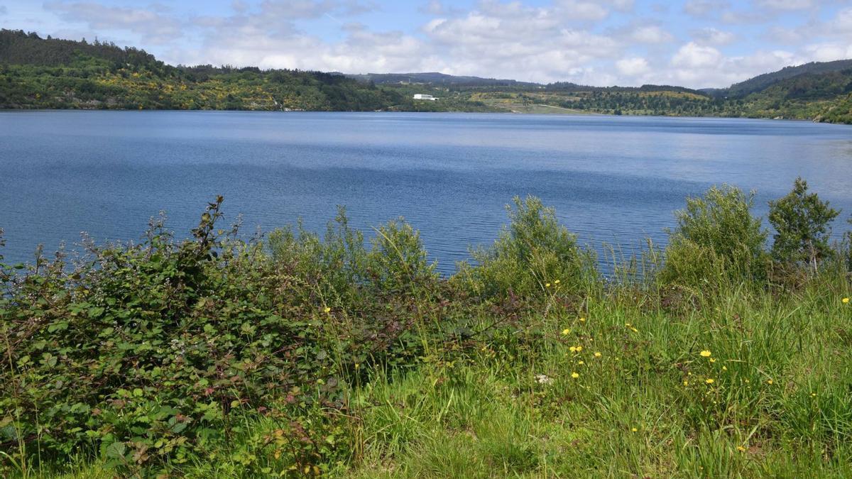 Lago de As Encrobas, donde Coventina Renovables quiere construir una central hidráulica.