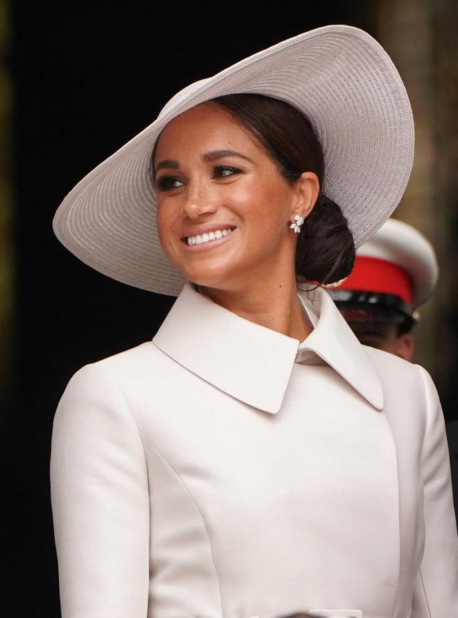 Meghan Markle con vestido blanco y tocado del mismo color