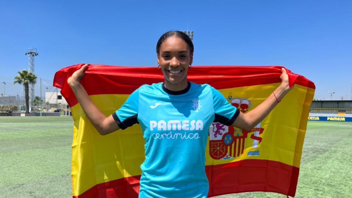 Salma Paralluelo posa con la bandera de España