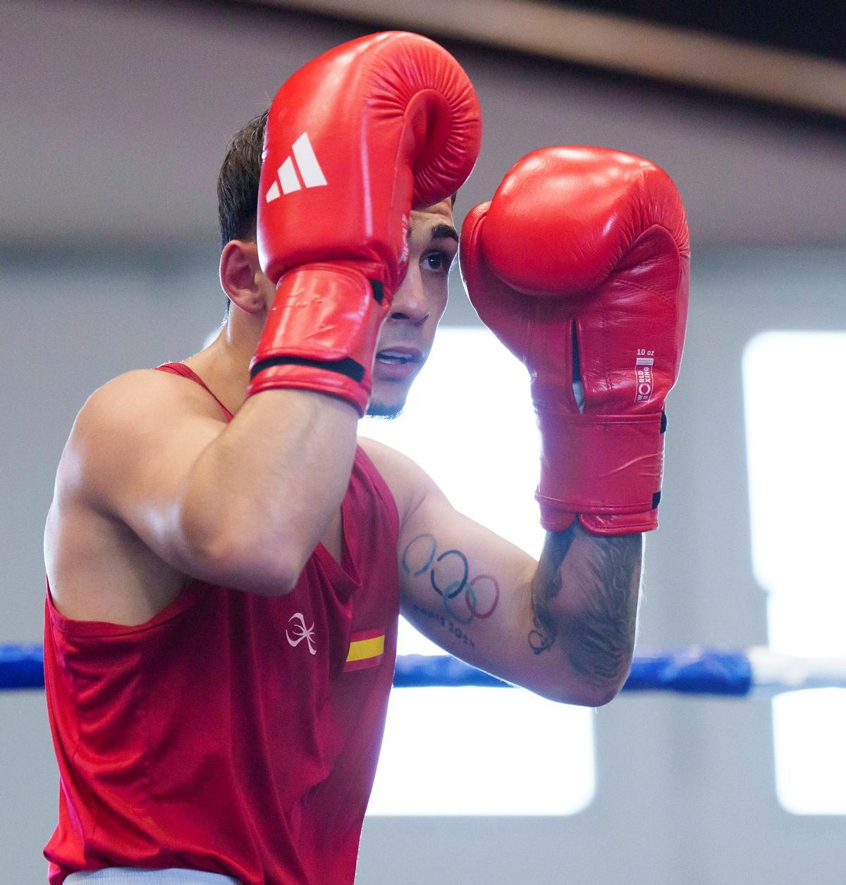 Rafa Lozano Jr. se protege durante un combate.