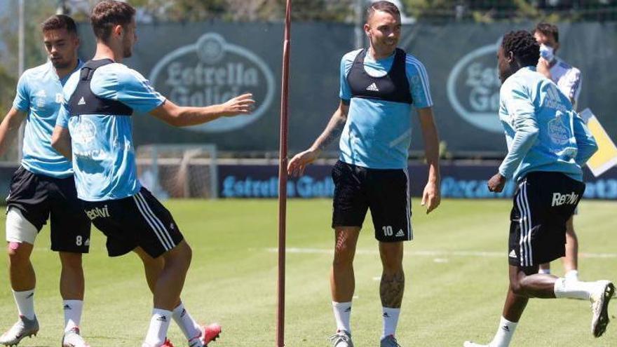 Beltrán, con un vendaje en la pierna derecha, Jorge Sáenz, Iago Aspas y Pione Sisto, ayer, en A Madroa.