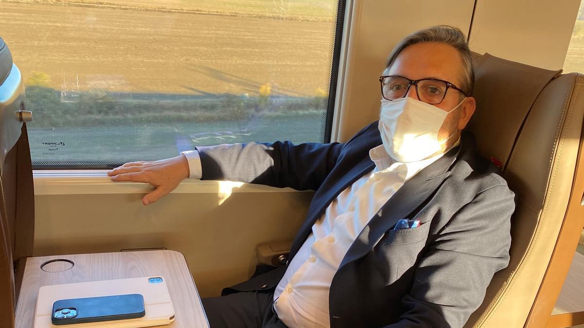El director general de Iryo, Víctor Bañares, ayer a bordo del primer tren Iryo en la línea Madrid-Zaragoza-Barcelona.