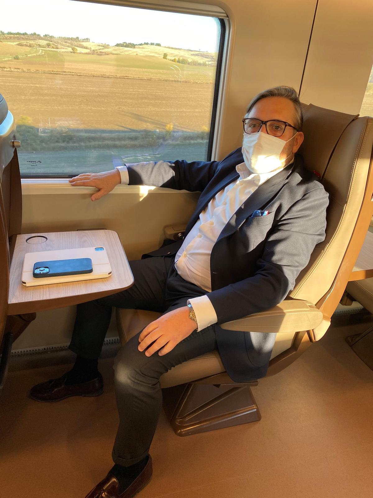 El director general de Iryo, Víctor Bañares, ayer a bordo del primer tren Iryo en la línea Madrid-Zaragoza-Barcelona.