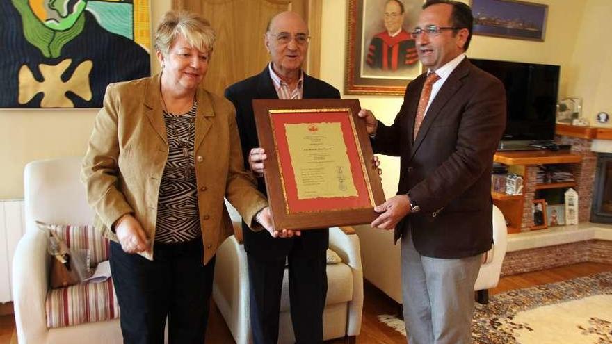 Díaz-Peterson en septiembre de 2011, junto a la presidenta de la asociación Daravelo, Antonia González, y el entonces alcalde, José Enrique Sotelo, en la entrega del Premio Daravelo. // Carmen Giménez
