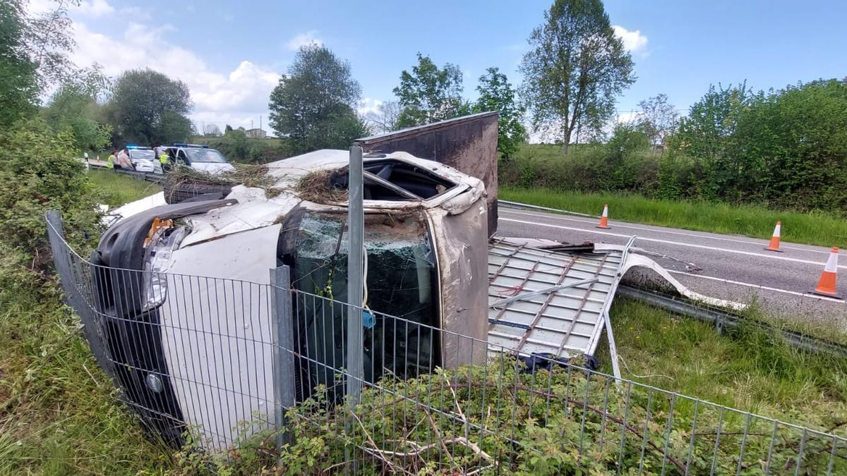 El camión accidentado, en el arcén