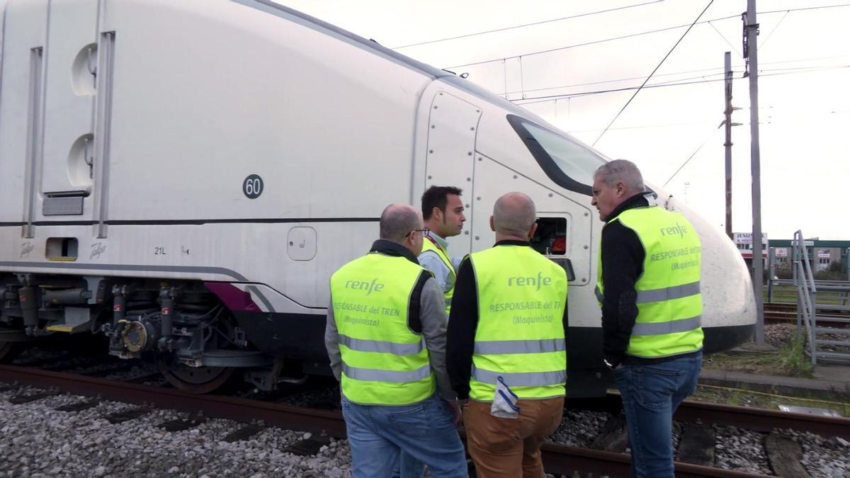 El formador Luis Sánchez, junto a varios maquinistas ante un tren AVRIL en El Cerillero, Gijón